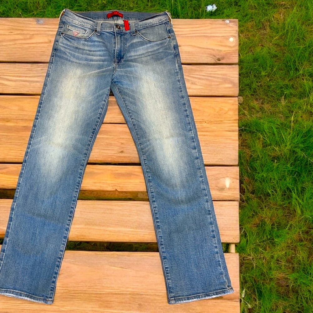 Women’s Guess Blue Jeans Beautiful Back Pockets customized by Guess size W 30
